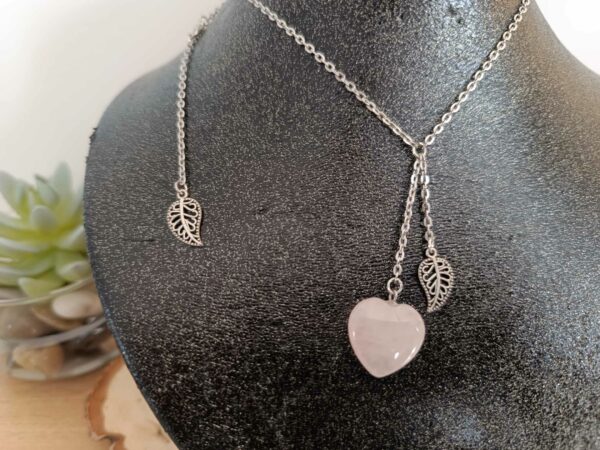 Collier cœur en quartz rose et feuille – Image 2